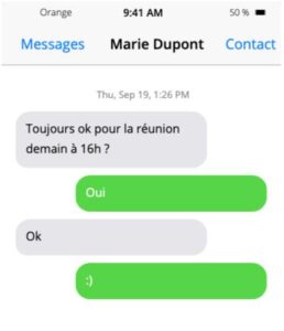 Capture d’écran d’un échange de SMS formel conclu par un smiley, illustrant une manière conviviale de clore une conversation professionnelle.