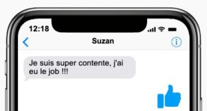 Capture d’écran d’un message exprimant une joie d’avoir obtenu un emploi, suivi d’un pouce levé en réaction.