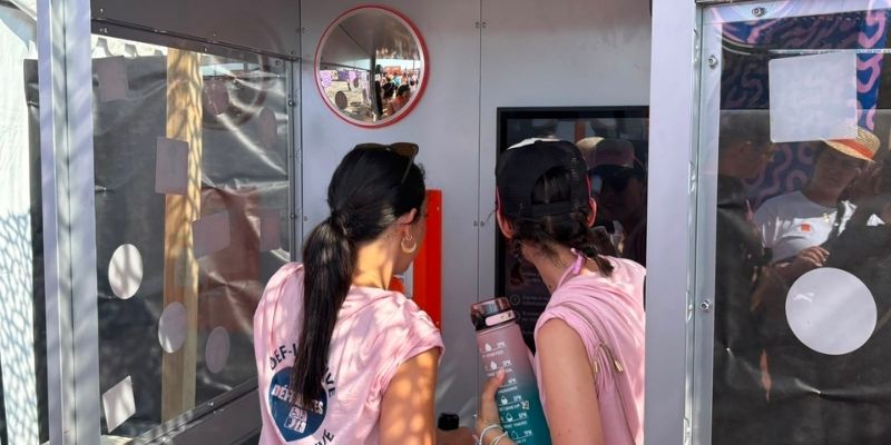 Pour lutter contre le cyberharcèlement dans les jeux en ligne, Orange investit les festivals de l’été avec avec sa Safe Zone.