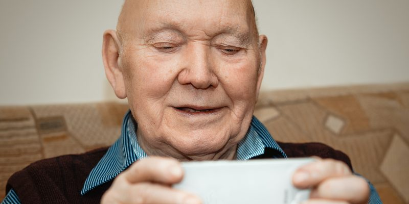 Comprendre qui est touché par l’illettrisme numérique pour mieux agir