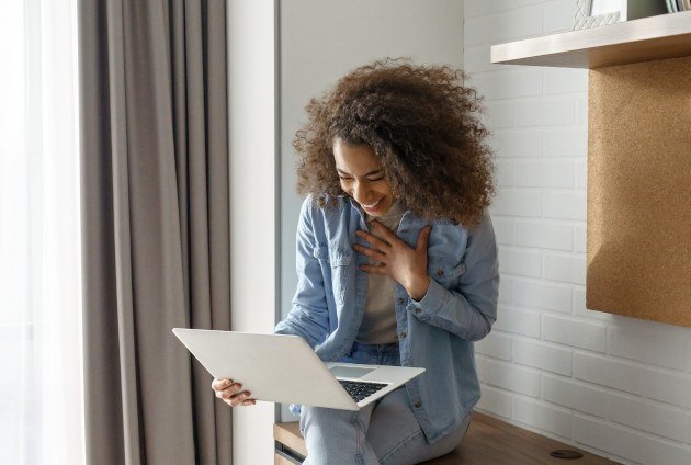 Une client découvrant les bons plans internet + mobile