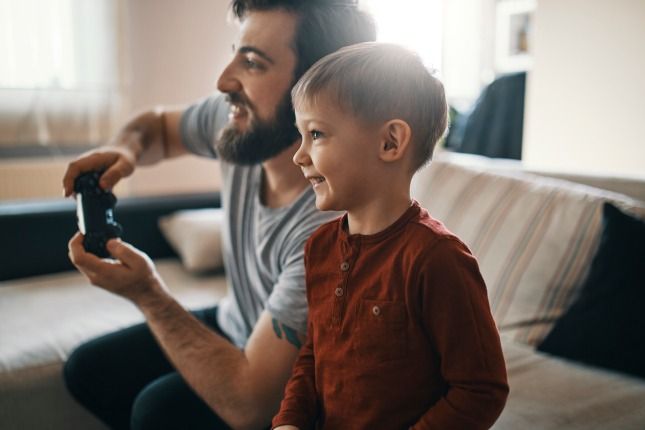 Un père et son fils jouant en ligne