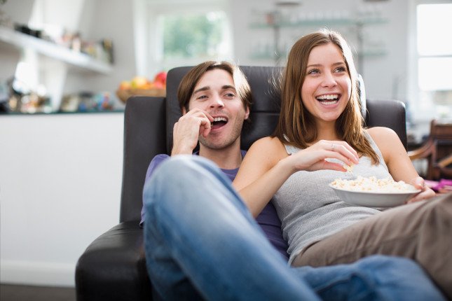 Couple regardant la TV via 4G Home Orange après la fin de l’ADSL