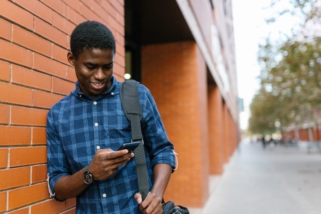 Un jeune avec un nouveau teléphone pour son forfait mobile