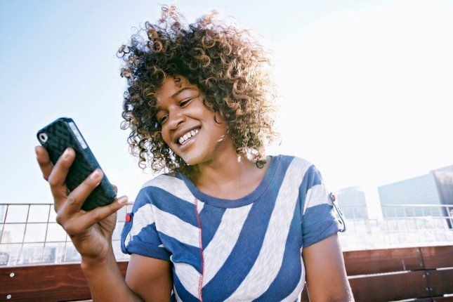 Une cliente découvrant le réseau 5G