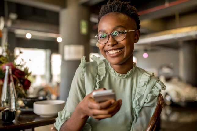 Une cliente en appel à un téléconseiller