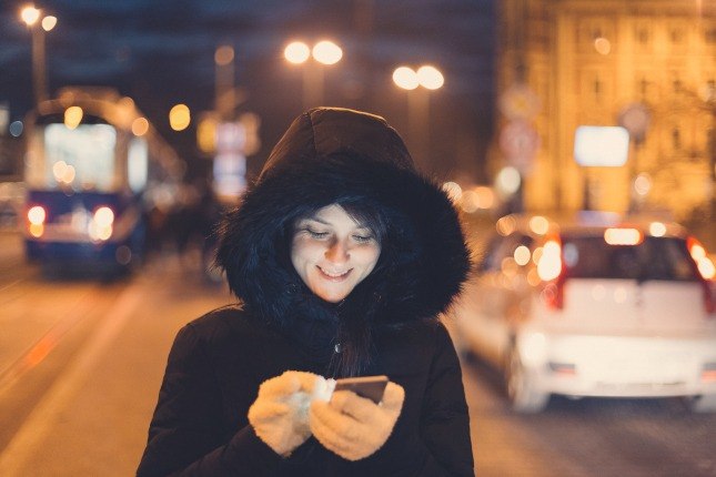 Femme activant à distance la simulation de présence