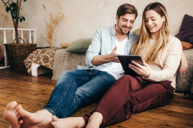 Un couple surveillant leur résidence secondaire via l'appli Orange Maison Protégée