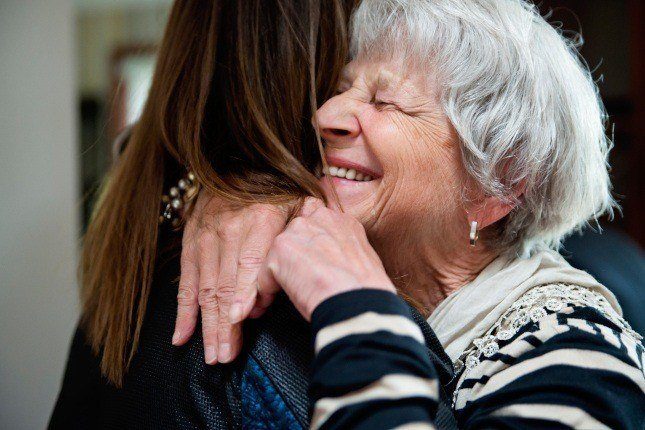 Photo de 2 femmes dont une senior s'enlaçant