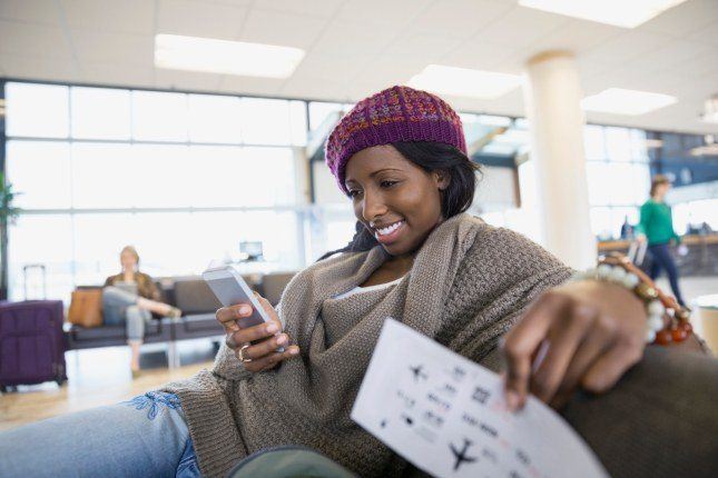 Une voyageuse en partance pour l'Afrique