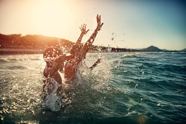 Des vacanciers se baignant dans la mer