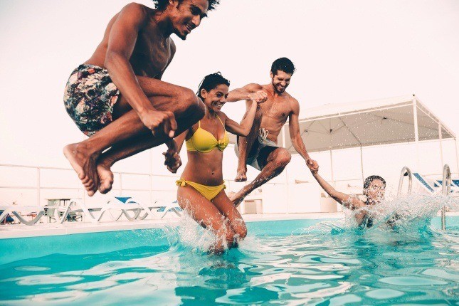 Un plongeon dans la piscine