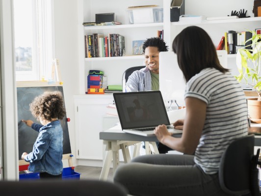 Photo d'une famille connectée à internet à domicile