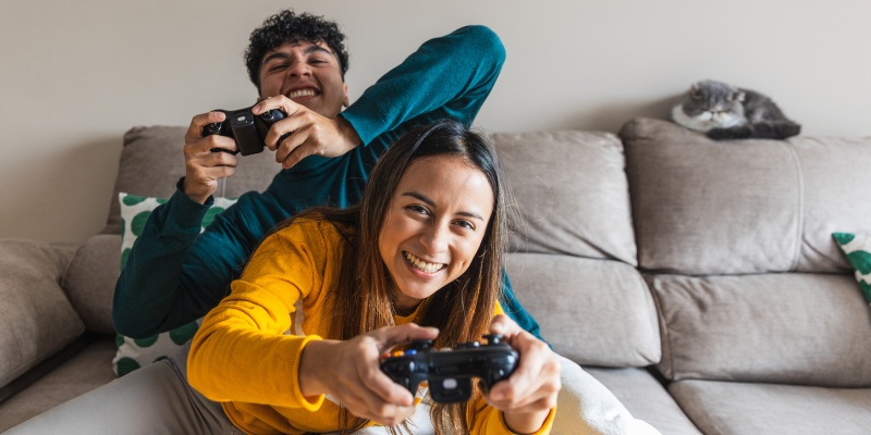 Photo de 2 jeunes jouant sur une console de jeux vidéo