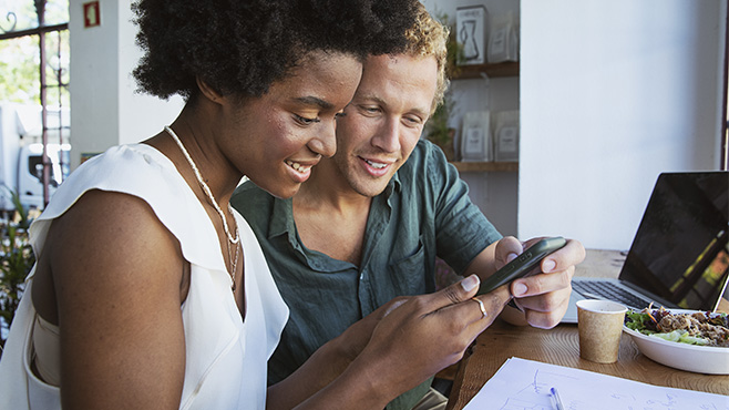 Un homme et une femme bénéficie d'une connexion Internet via leur téléphone grâce au service 24h garanti